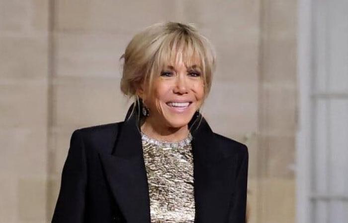 Brigitte Macron in un attillato abito di lamé di fronte a Carla Bruni-Sarkozy tutta vestita di nero