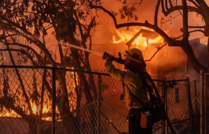 Stati Uniti: incendio divampa vicino a Los Angeles, evacuati i residenti