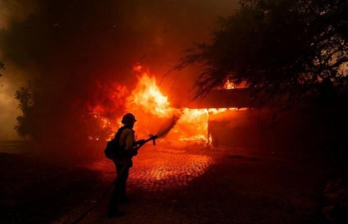 Più di un centinaio di case distrutte da un enorme incendio vicino a Los Angeles