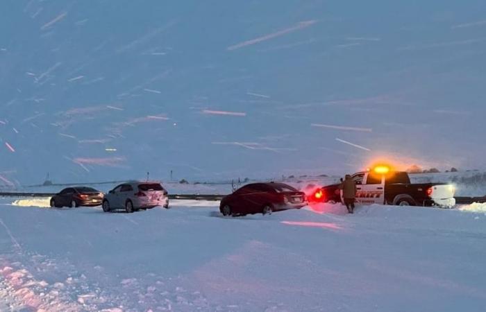 Una massiccia tempesta di neve blocca circa 100 auto nella parte occidentale del paese