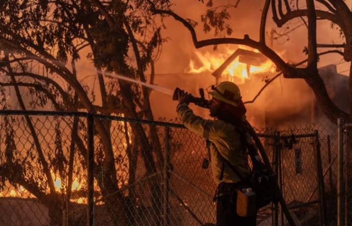 le immagini del violento incendio che ha colpito la periferia di Los Angeles in California