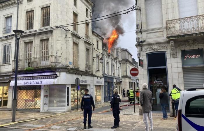 un appartamento distrutto da un incendio nel centro della città