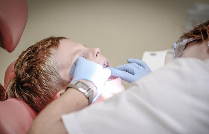 Dal prossimo anno in Francia, i bambini e i giovani potranno beneficiare di una visita annuale gratuita dal dentista