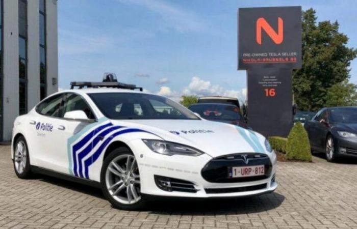 Questa Tesla della polizia non è mai stata guidata per quasi 5 anni, per un motivo sorprendente!