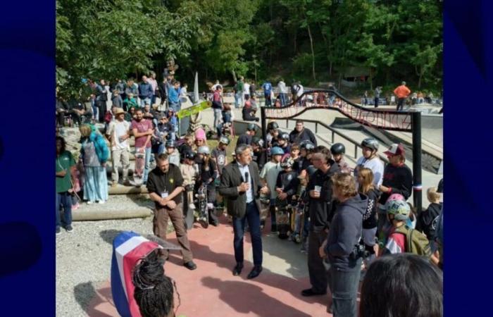 il portale di uno skatepark che somigliava a quello del campo di Auschwitz in pensione