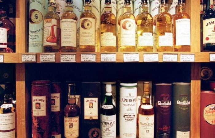 quattro persone arrestate dopo aver rubato whisky in un supermercato