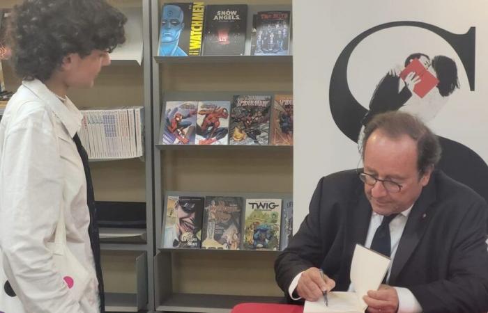 François Hollande firma alla libreria Sauramps di Montpellier