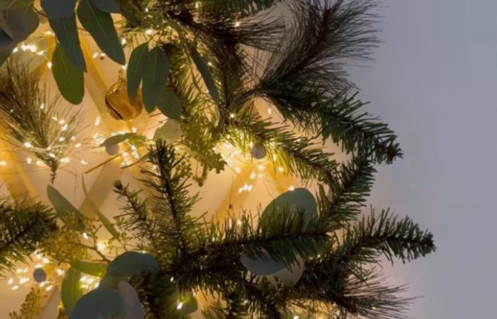 Per Natale, IKEA immagina l'albero artificiale perfetto che non occupa spazio