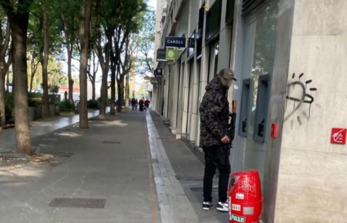 Un uomo armato di kalashnikov per le strade di Villeurbanne?