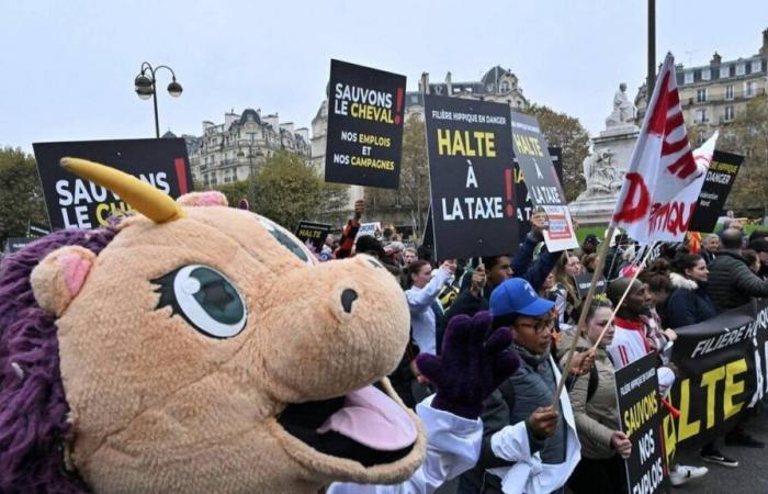 migliaia di manifestanti a Parigi