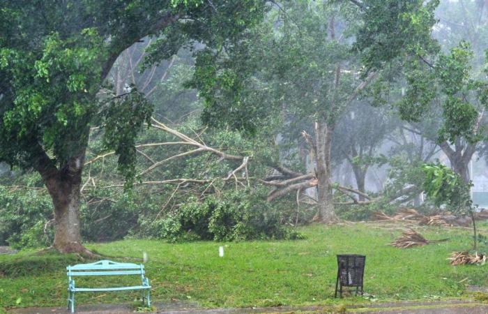 L'uragano Rafael lascia l'isola di Cuba, che rimane immersa nell'oscurità