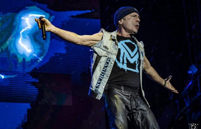 Secondo quanto riferito, Bruce Dickinson aiutò gli Iron Maiden a trovare un sostituto in caso di problemi vocali