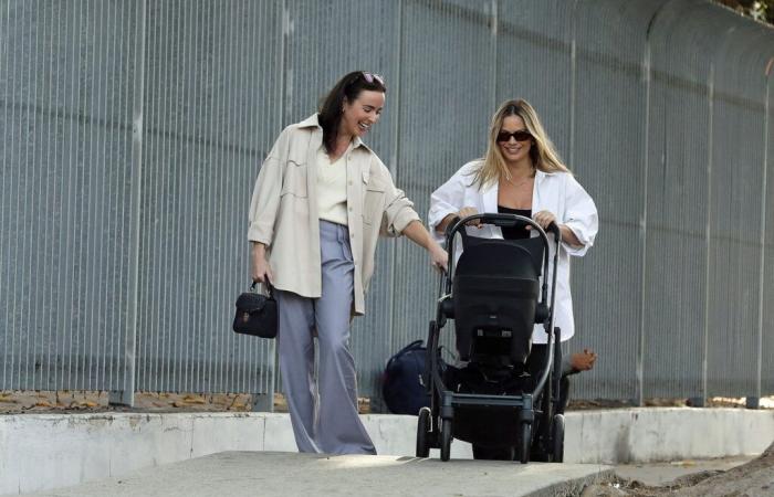 La giovane madre Margot Robbie a passeggio con il suo bambino a Los Angeles