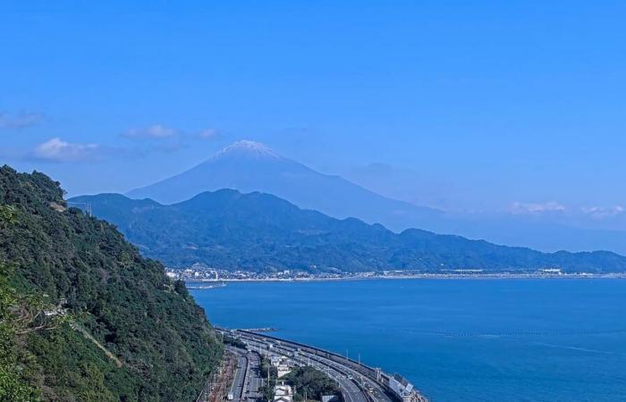 la neve ritorna sulla vetta del Monte Fuji dopo un mese di ritardo