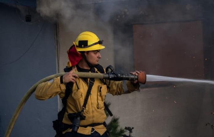 le immagini del violento incendio che ha colpito la periferia di Los Angeles in California