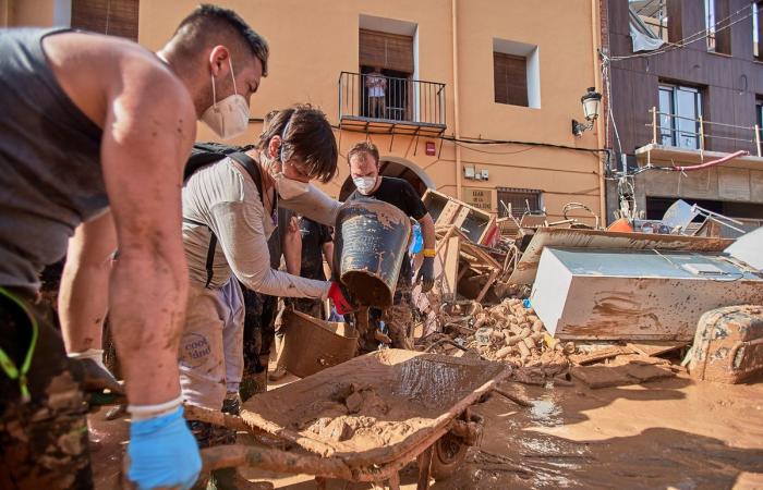 In Spagna, mutuo soccorso in bicicletta dopo le inondazioni