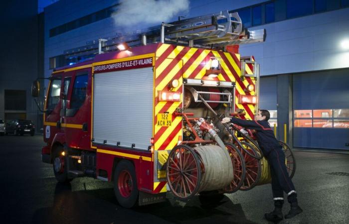 Un capannone agricolo di 1.000 mq devastato dalle fiamme nella notte