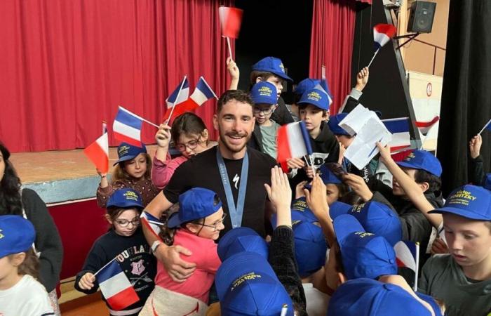 IN FOTO – Lodève ha finalmente festeggiato Victor Koretzky, medaglia d’argento alle Olimpiadi di Parigi nella mountain bike cross-country