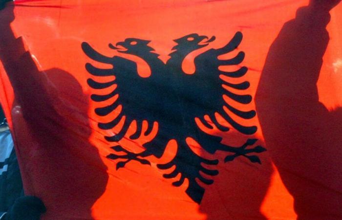 Serbia: due svizzeri espulsi dopo aver mimato l’aquila bicipite