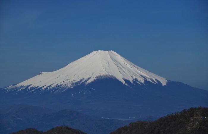 La prima neve mai vista sul Monte Fuji