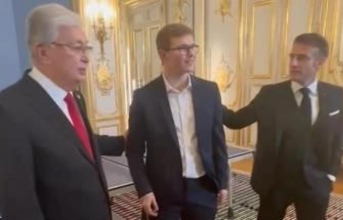 Emmanuel Macron sfida Alexis Lebrun, l'insolita partita di ping pong all'Eliseo (video)