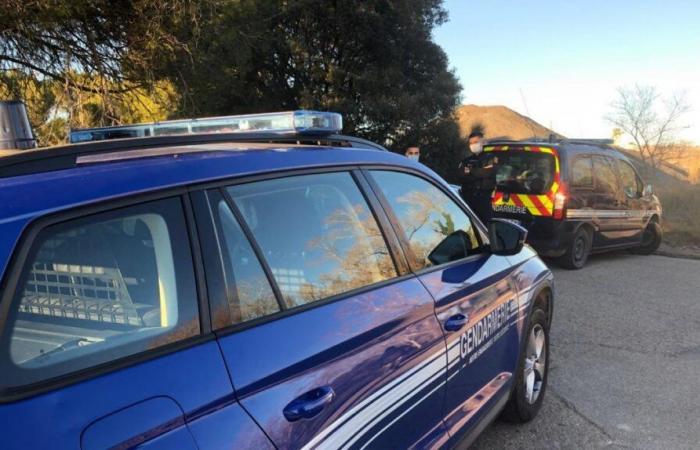 GARD Un proiettile di pistola si conficca nel cancello della scuola alla fine delle lezioni