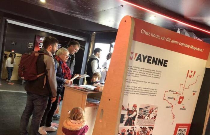 lo stand della Mayenne risplende nel villaggio della Vendée Globe