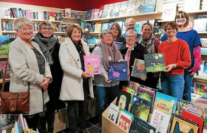 Babbo Natale verde del Secours populaire prepara il suo sacco di libri, a Ploemeur