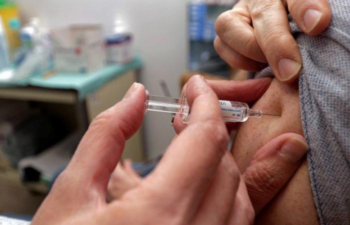 Vaccinazione contro Covid e influenza: ci esponiamo a un rischio maggiore di effetti collaterali ricevendo una doppia iniezione?