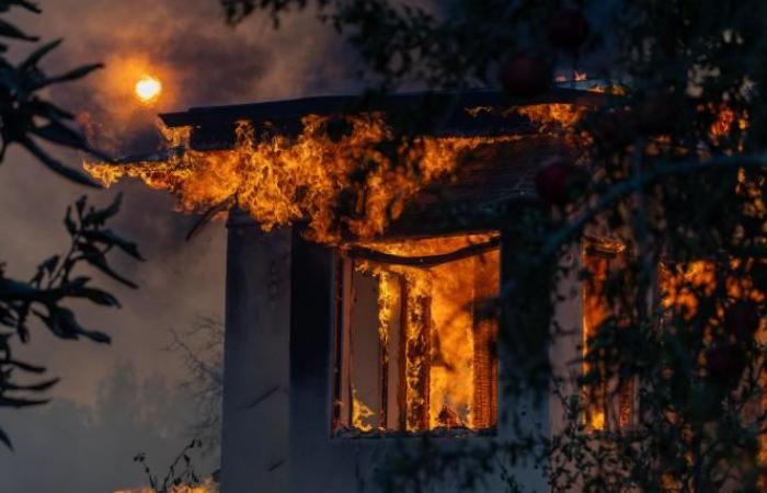 Los Angeles in preda a un potente incendio, migliaia di persone evacuate