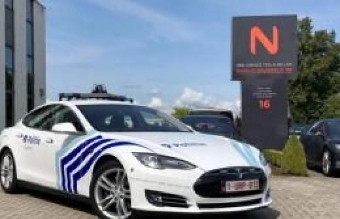 Questa Tesla della polizia non è mai stata guidata per quasi 5 anni, per un motivo sorprendente!