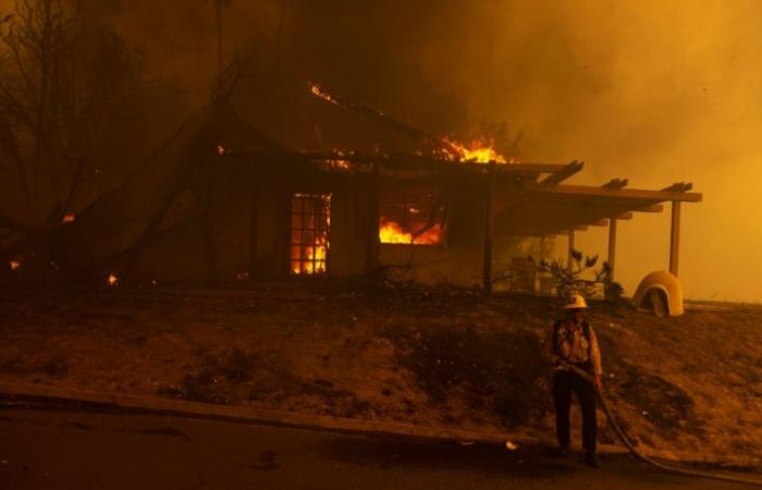 Più di cento case distrutte da un grande incendio vicino a Los Angeles – 08/11/2024 alle 04:53