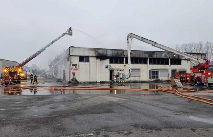 L'industria conserviera Kalifrais, a Dunkerque, distrutta dalle fiamme