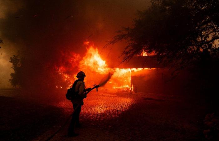 Migliaia di persone minacciate da un incendio vicino a Los Angeles