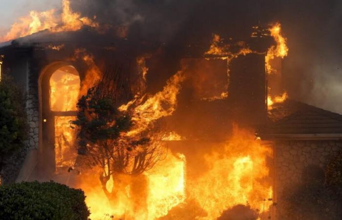 STATI UNITI. Un grande incendio minaccia migliaia di persone vicino a Los Angeles