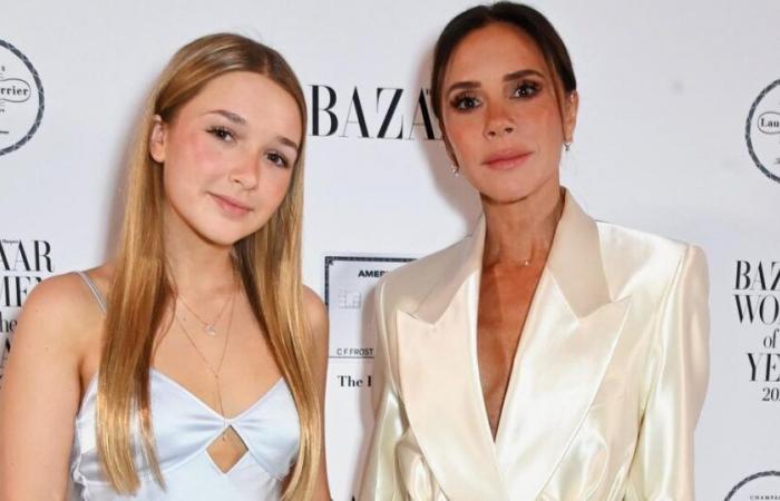 in un abito di raso abbinato al costume di sua madre, Harper Seven tiene un discorso in omaggio a Victoria Beckham