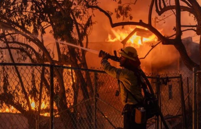 Los Angeles in preda a un potente incendio, migliaia di persone evacuate