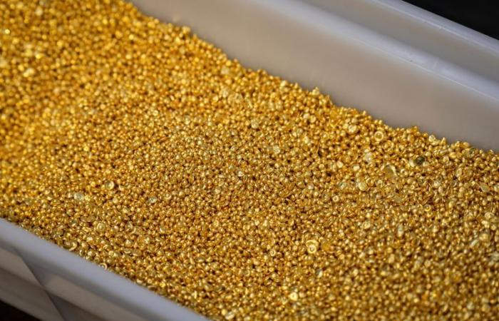 L’oro crolla ma rimane vicino al livello chiave di 2.700 dollari