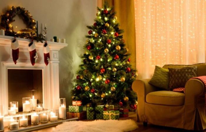 Questo albero di Natale artificiale disegnato da IKEA non occupa spazio e sei libero di decorarlo come desideri