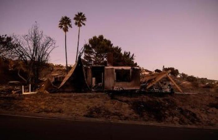 [EN IMAGES] Più di un centinaio di case distrutte da un enorme incendio vicino a Los Angeles