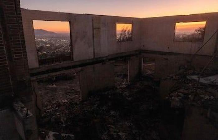 [EN IMAGES] Più di un centinaio di case distrutte da un enorme incendio vicino a Los Angeles