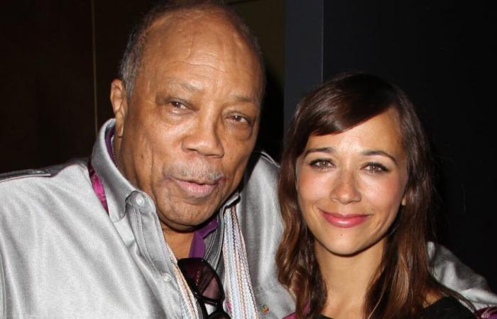 “Il tuo amore vive per sempre”: Rashida Jones rende omaggio al suo defunto padre, Quincy Jones, con un messaggio toccante