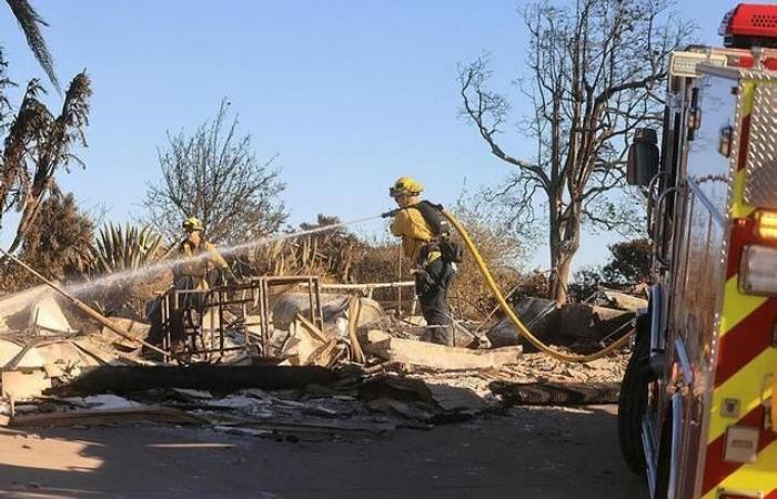 NELLE IMMAGINI. Paesaggi di desolazione e l'avanzata dei vigili del fuoco di fronte all'incendio vicino a Los Angeles