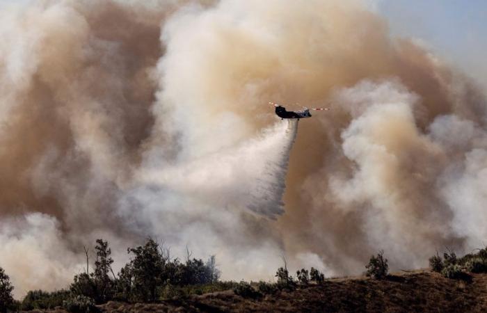 I vigili del fuoco guadagnano terreno di fronte a un grande incendio vicino a Los Angeles