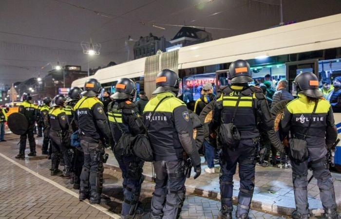 Quello che sappiamo della violenza contro i tifosi israeliani ad Amsterdam a margine di una partita del Maccabi Tel Aviv