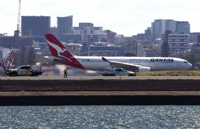 Il motore del Boeing si guasta al decollo, l'aereo deve atterrare urgentemente