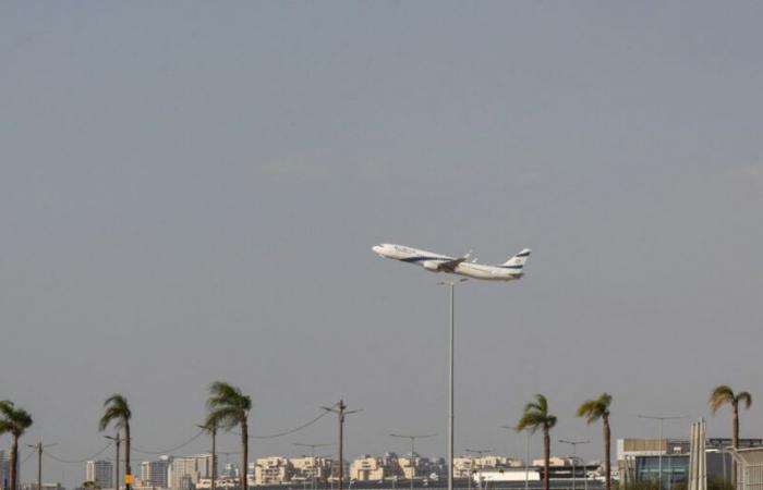 Il primo aereo con a bordo israeliani evacuati da Amsterdam atterra a Tel Aviv