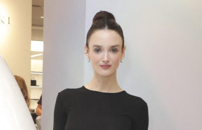 Charlotte Le Bon, elegante in nero, posa con una top model francese incinta e splendente