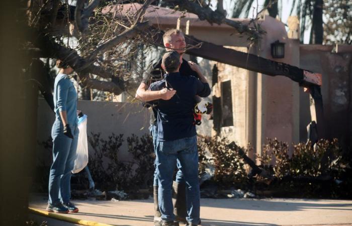 I vigili del fuoco guadagnano terreno di fronte a un grande incendio vicino a Los Angeles