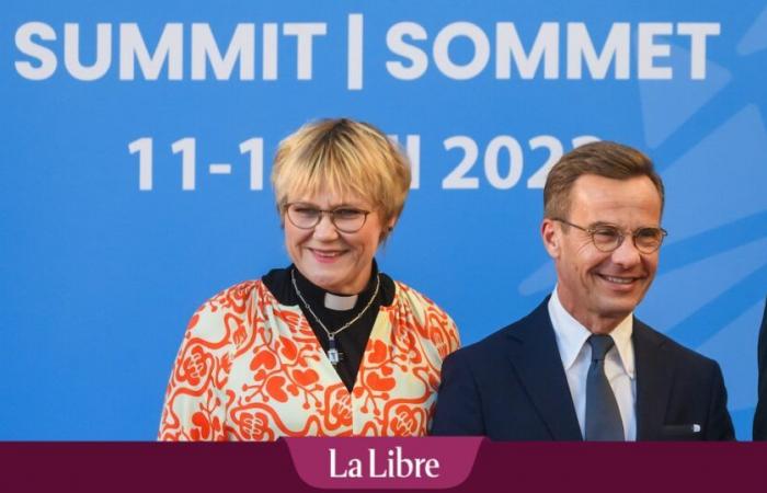 La First Lady svedese crea polemiche con i suoi abiti da prete